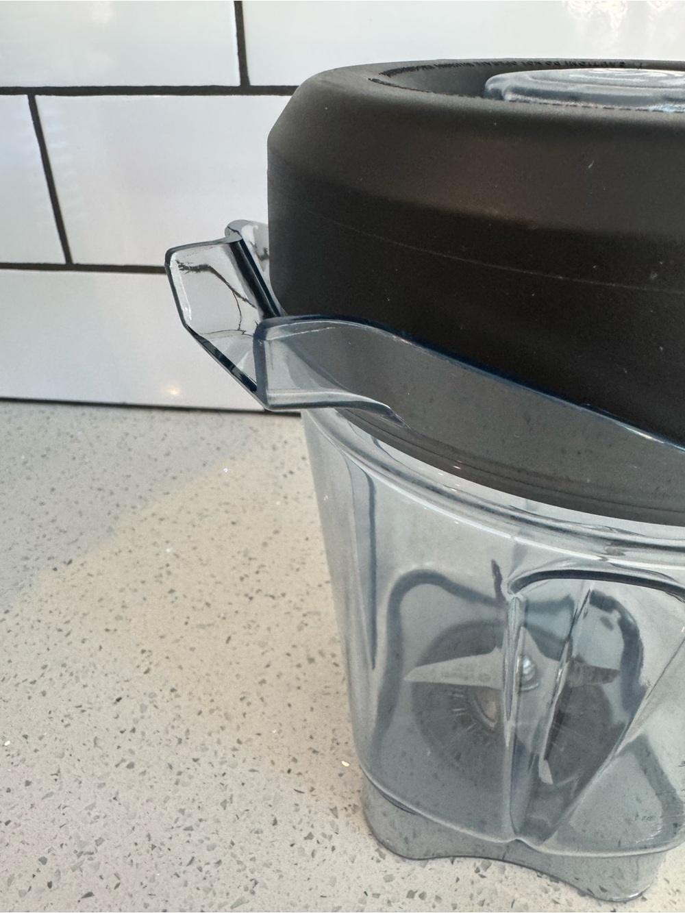 Vitamix Low-Profile 64-Ounce Container | Black Lid & Handle | EUC - Picture 4 of 10